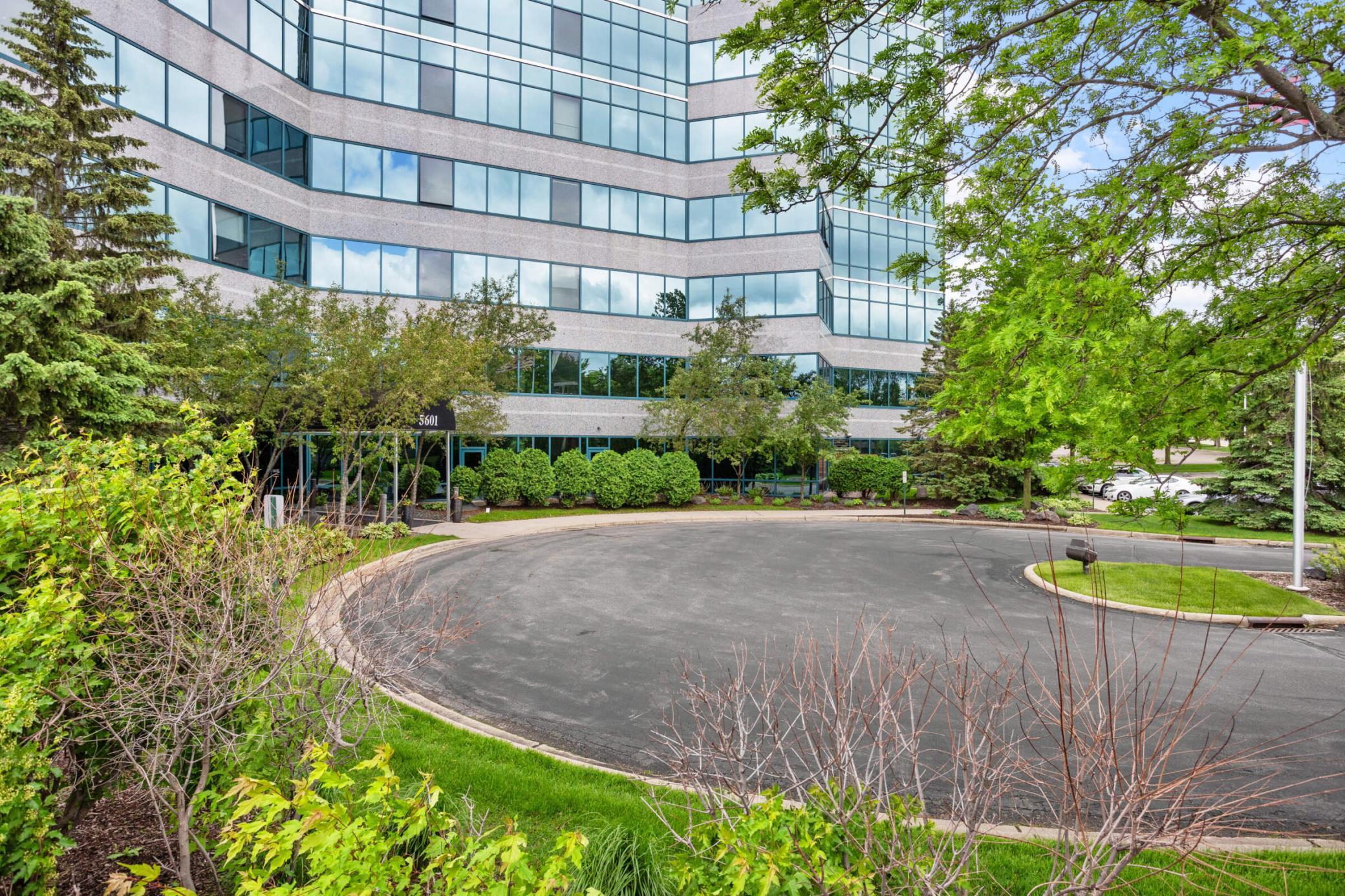 5601 Smetana Drive, Unit 113 Minnetonka, MN 55343 - Photo 38 of 51