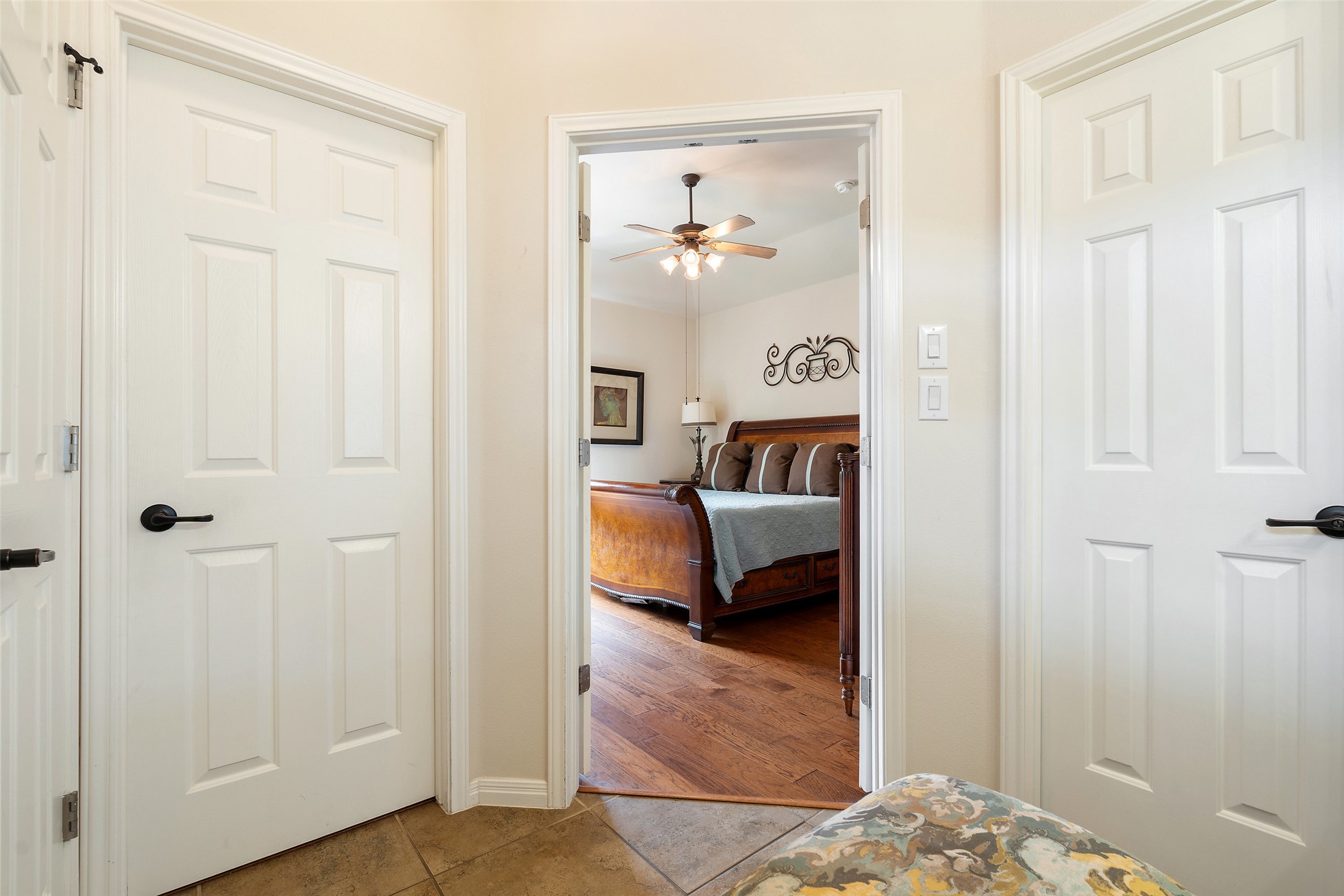 6006 Seville Drive Austin, TX 78724 - Photo 23 of 38 a en suite bathroom with a toilet