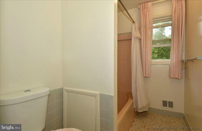 10034 Renfrew Road Silver Spring, MD 20901 - Photo 7 of 24 Bath