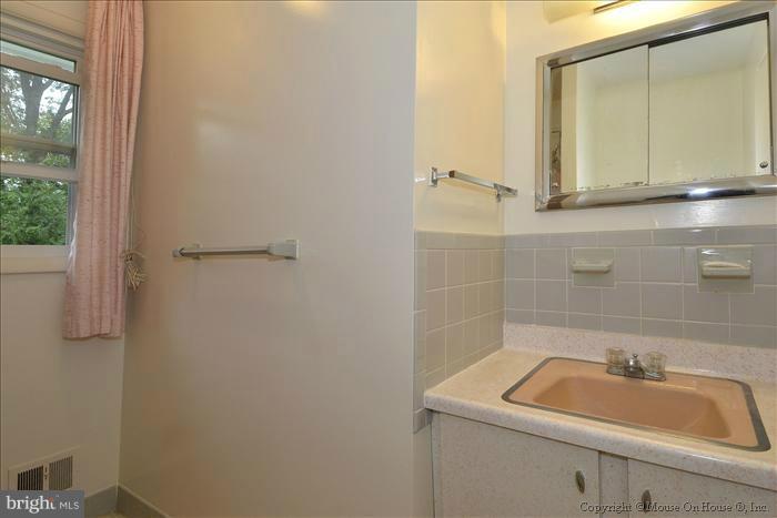 10034 Renfrew Road Silver Spring, MD 20901 - Photo 8 of 24 Bath