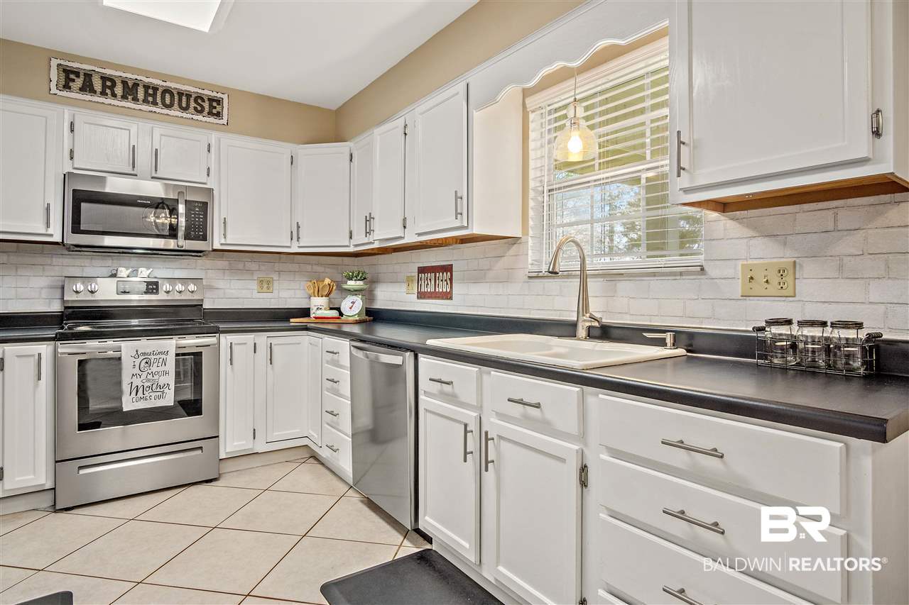 34760 Pine Road South Stapleton, AL 36578 - Photo 8 of 28 New Stainless Steel Appliances