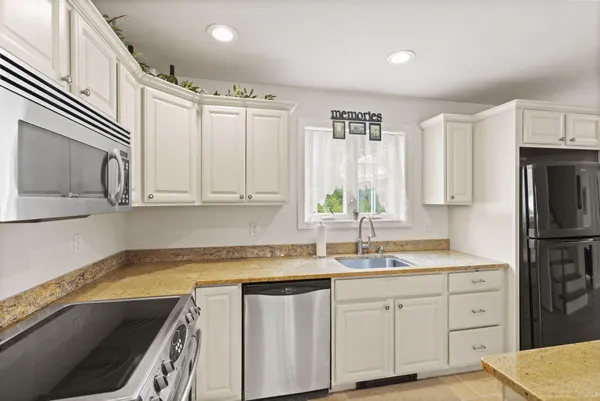 $775,000 | 1 Izzy Lane, Kittery, ME 03904