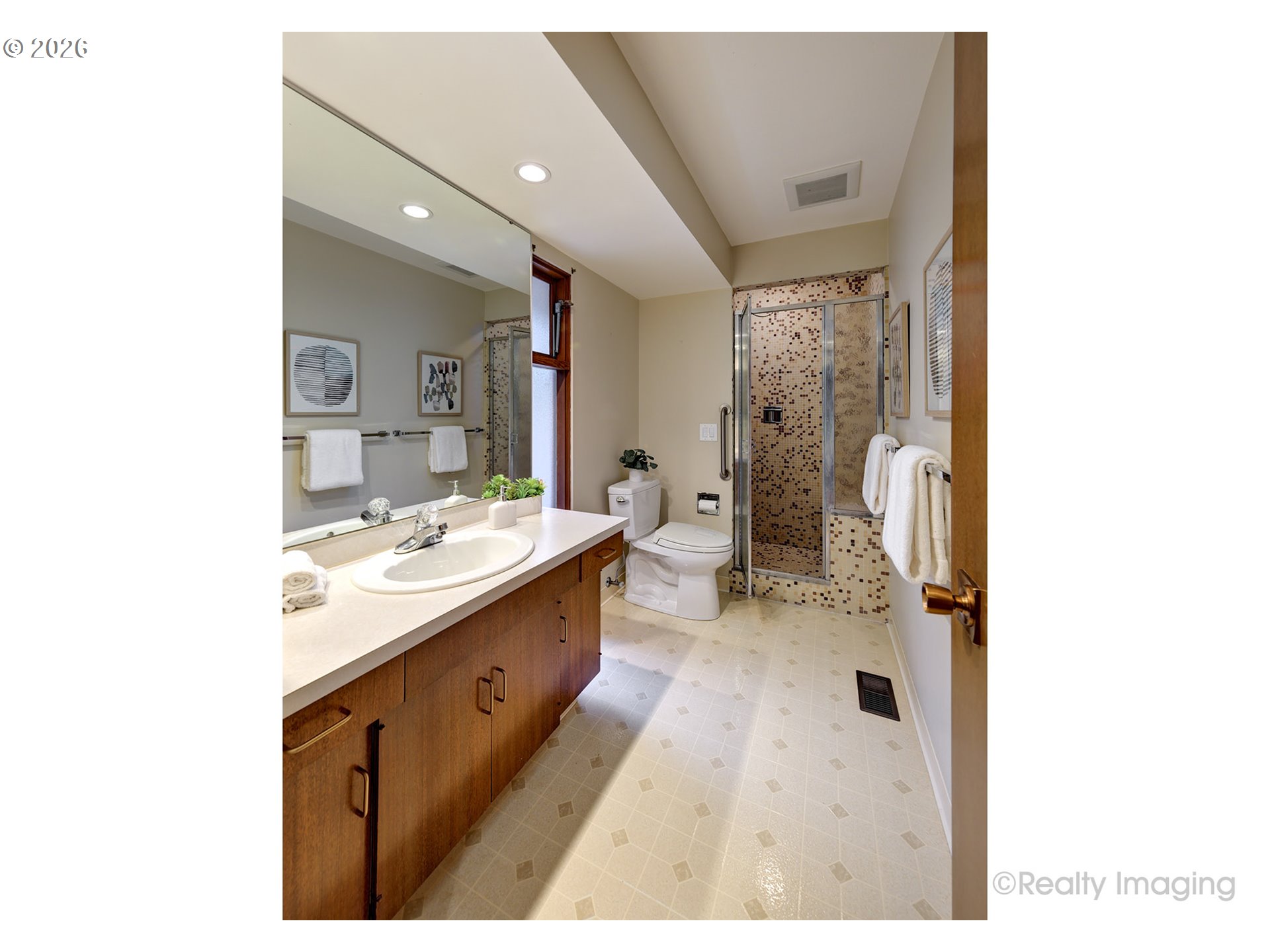 8000 Southwest Linden Road Portland, OR 97225 - Photo 28 of 48 Bathroom