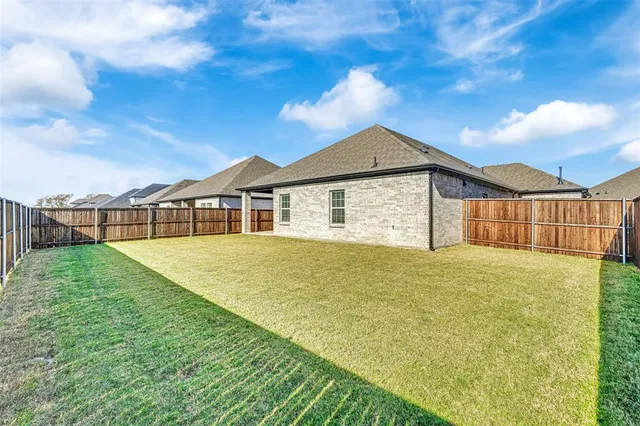 a view of an house with backyard and garden