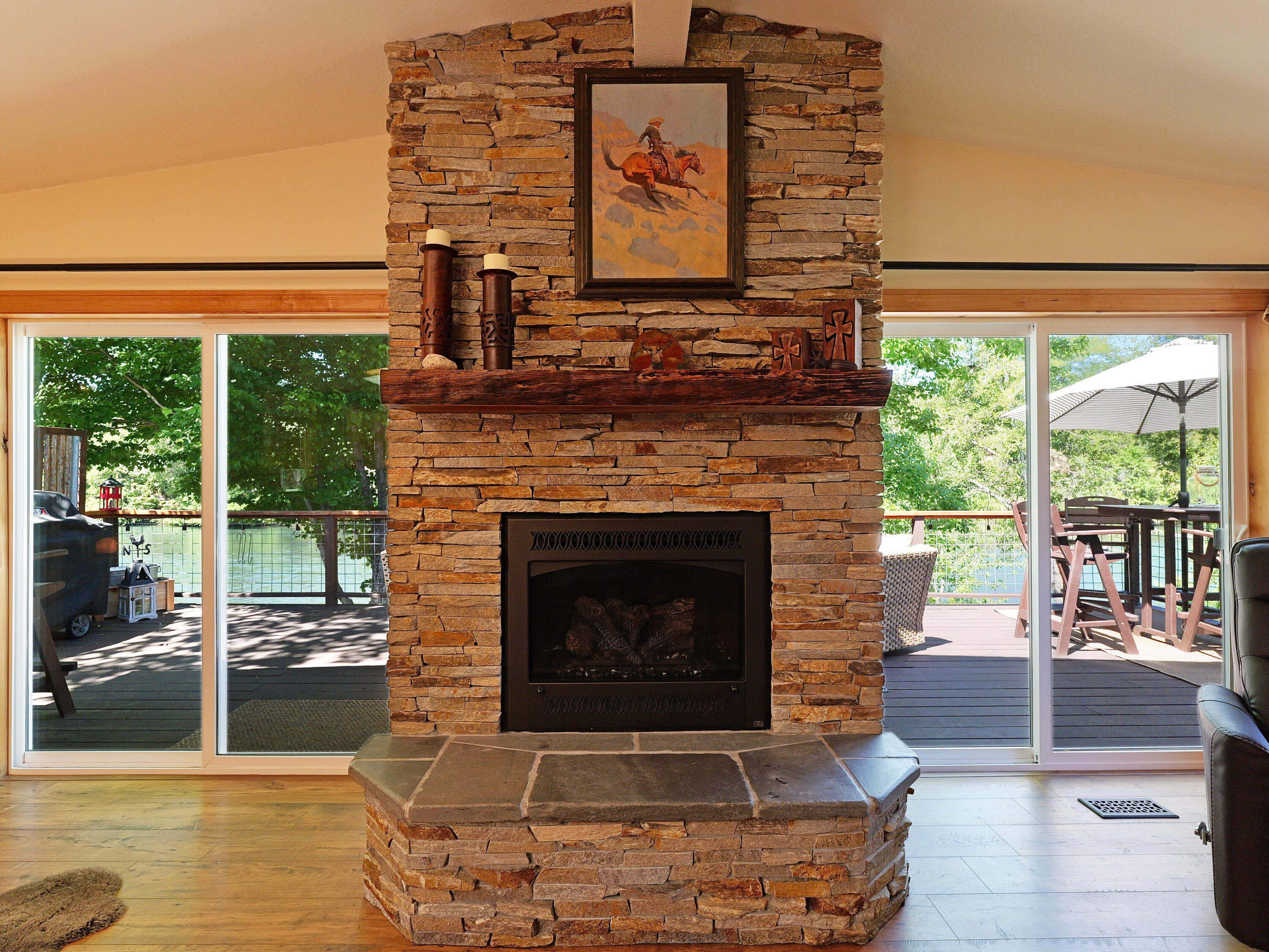150 Castaline Place Shady Cove, OR 97539 - Photo 11 of 83 Living Room