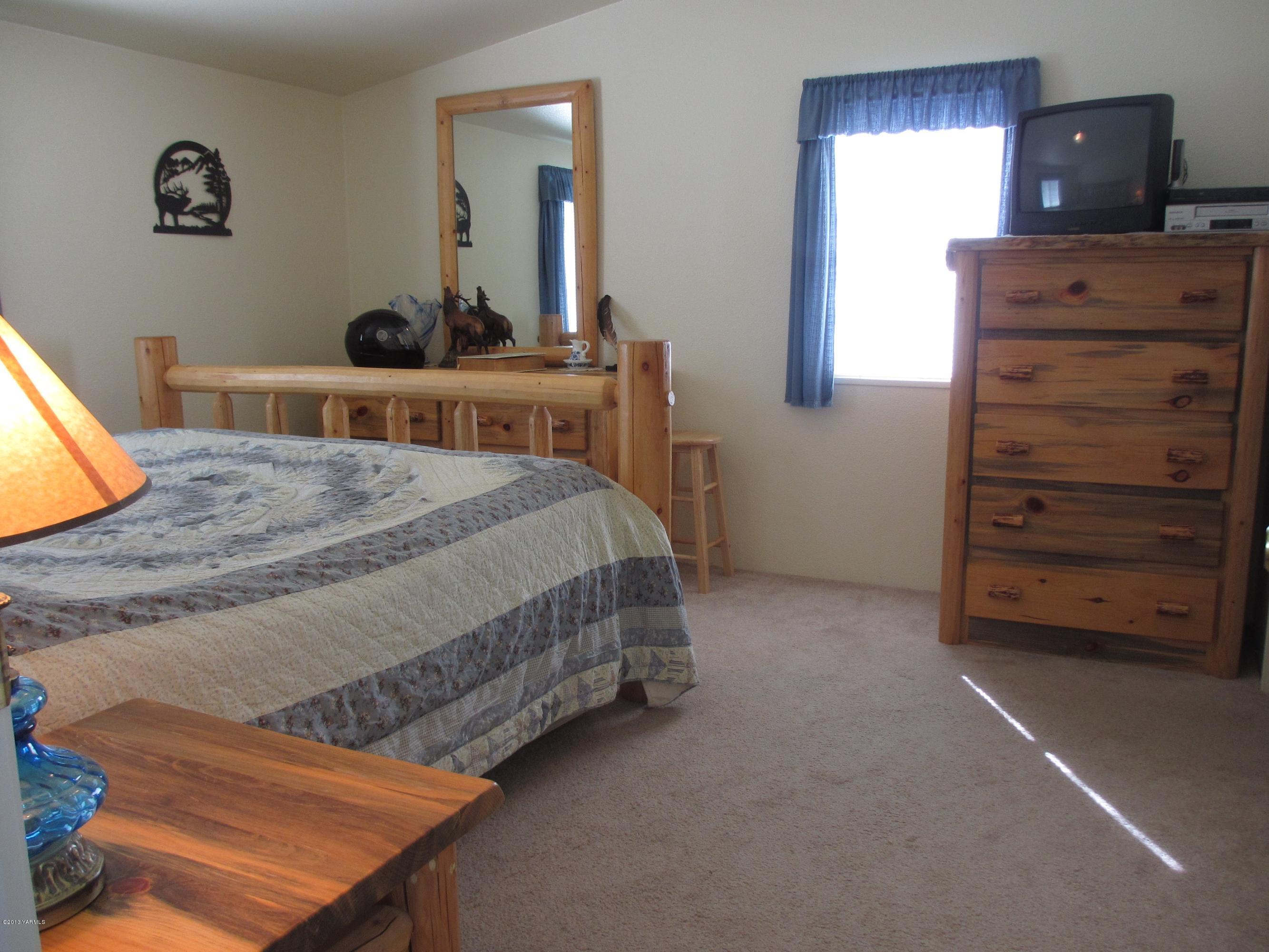 1231 Holaday Road Mabton, WA 98935 - Photo 11 of 29 a bedroom with a bed and a television