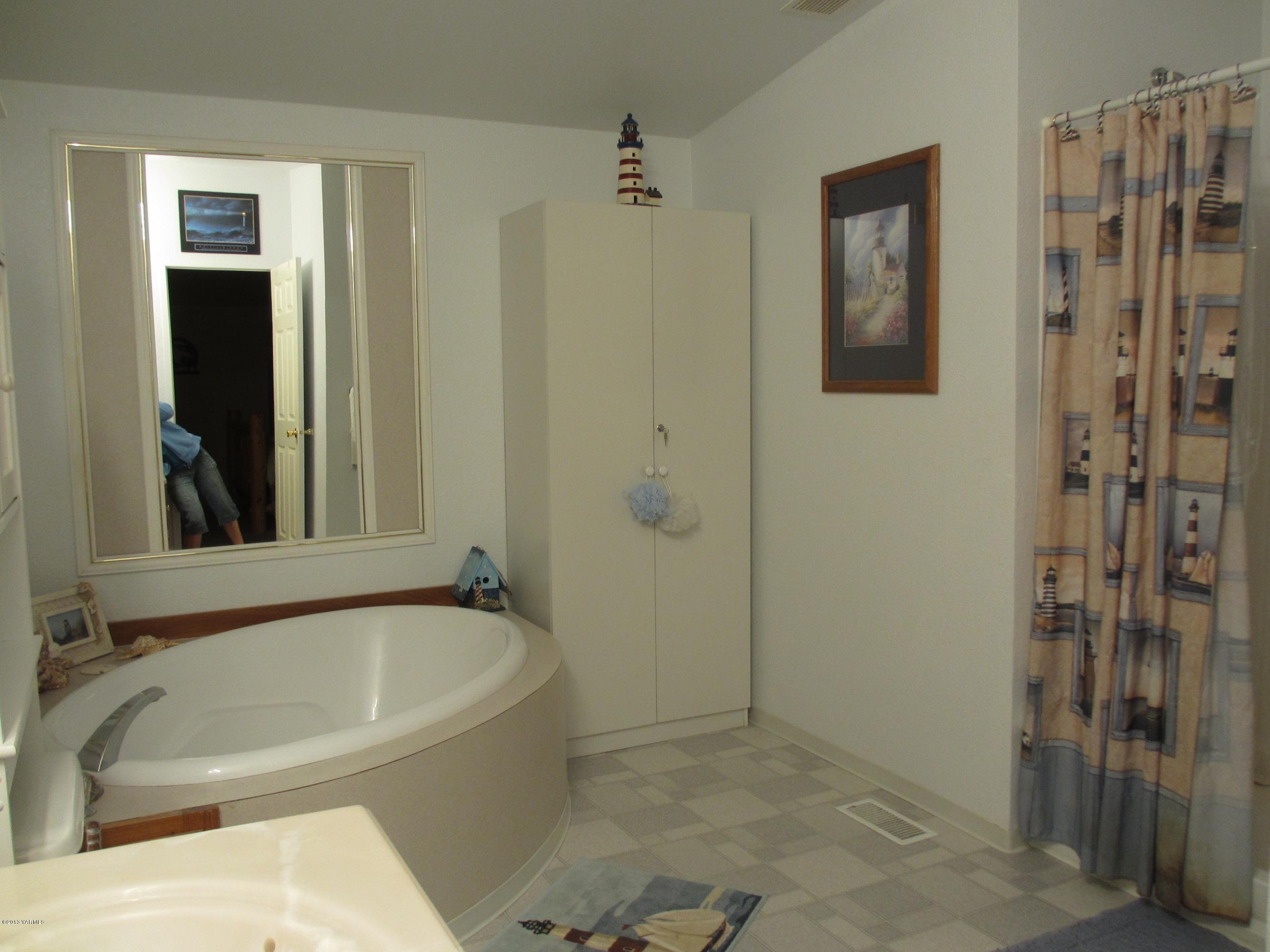 1231 Holaday Road Mabton, WA 98935 - Photo 12 of 29 a white bath tub sitting next to a shower