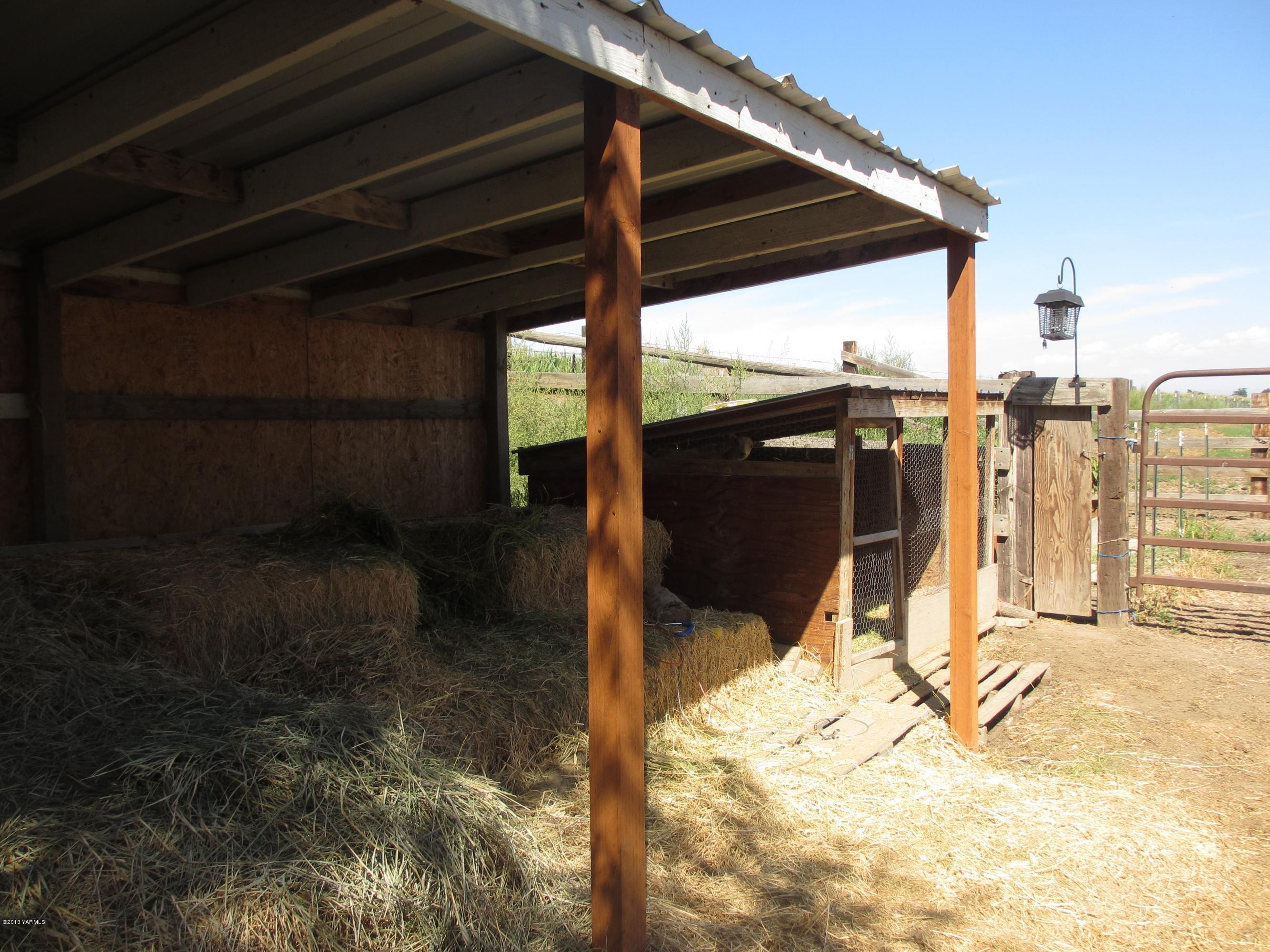 1231 Holaday Road Mabton, WA 98935 - Photo 16 of 29 a view of a balcony