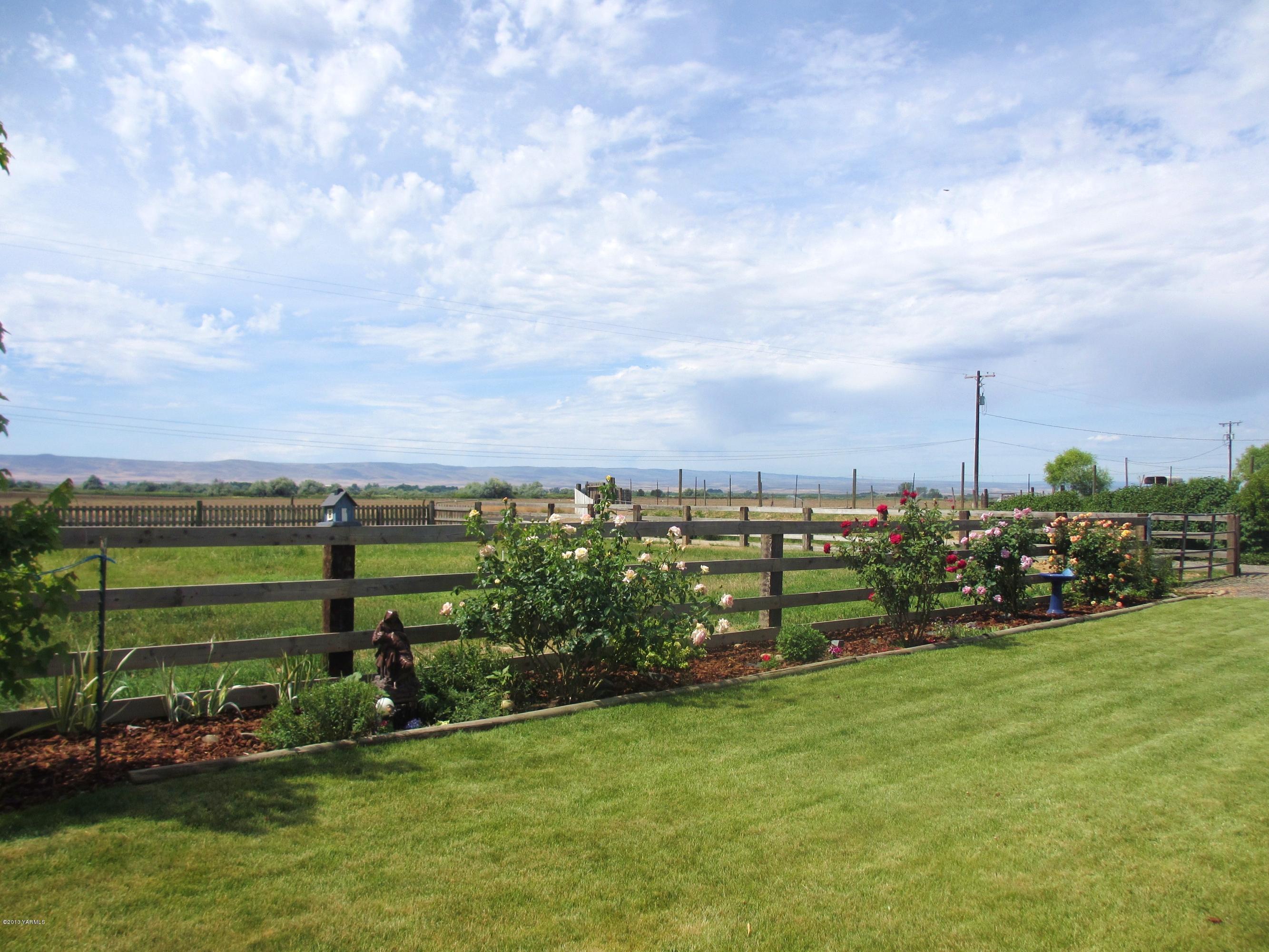 1231 Holaday Road Mabton, WA 98935 - Photo 20 of 29 a view of a field with sitting area