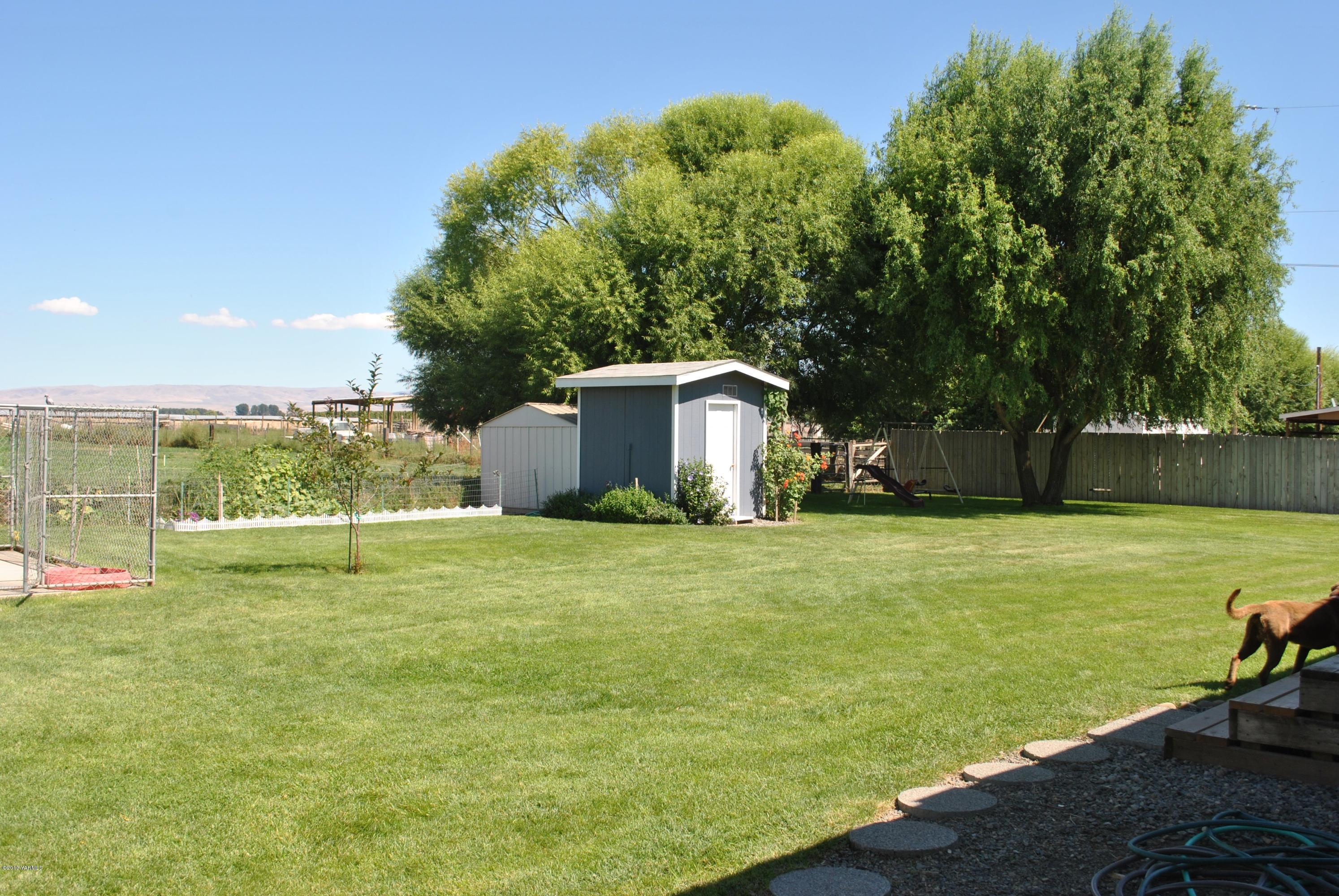 1231 Holaday Road Mabton, WA 98935 - Photo 25 of 29 a backyard of a house with table and chairs