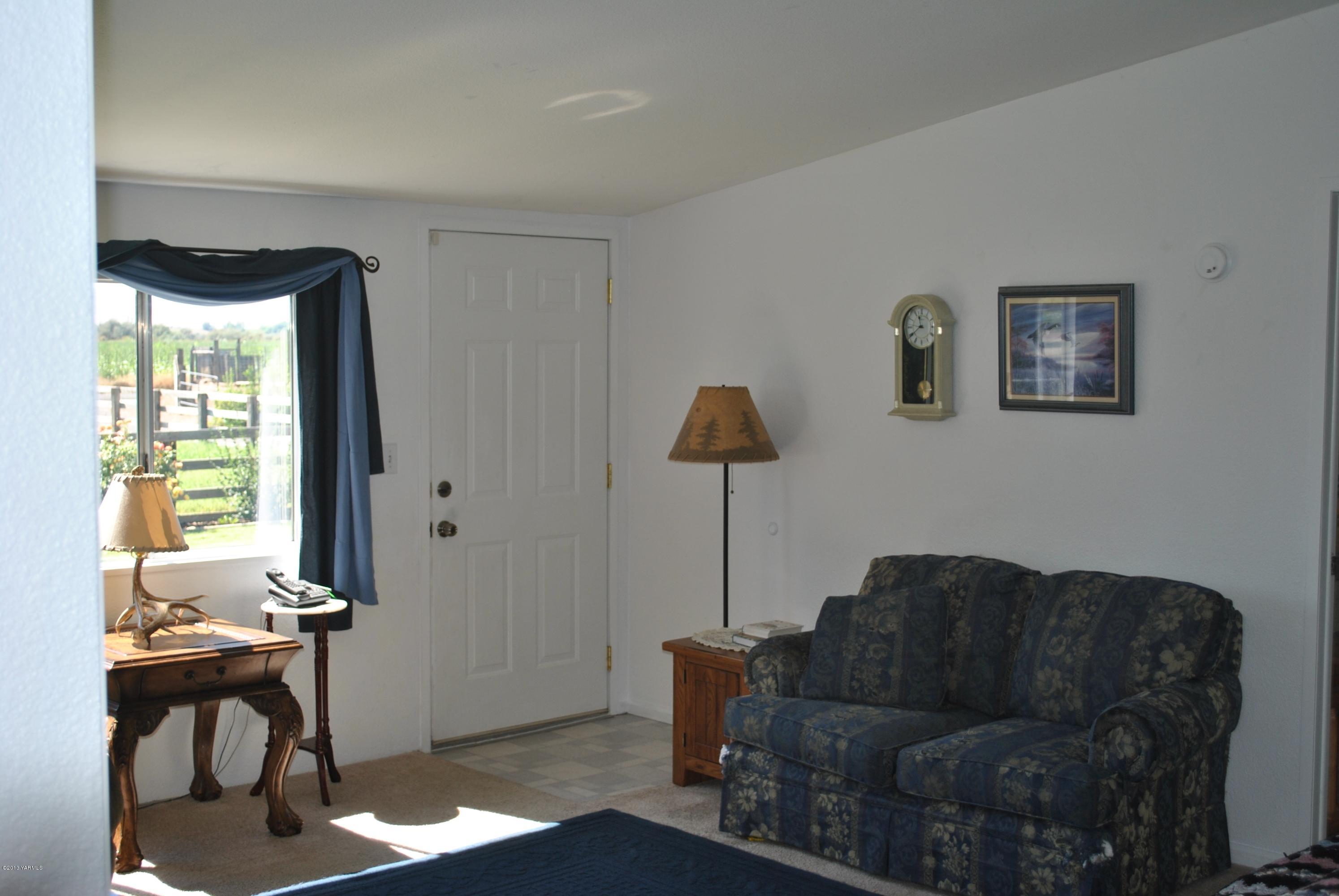 1231 Holaday Road Mabton, WA 98935 - Photo 4 of 29 a living room with furniture and a window