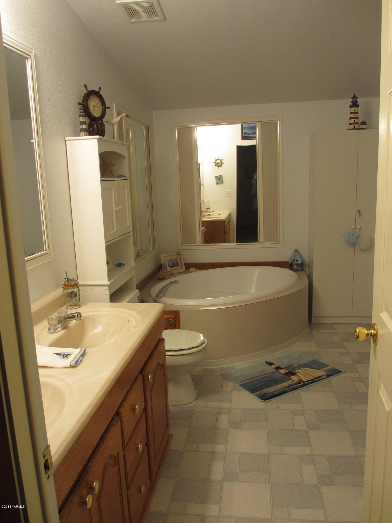 1231 Holaday Road Mabton, WA 98935 - Photo 5 of 29 a bathroom with a tub sink and mirror