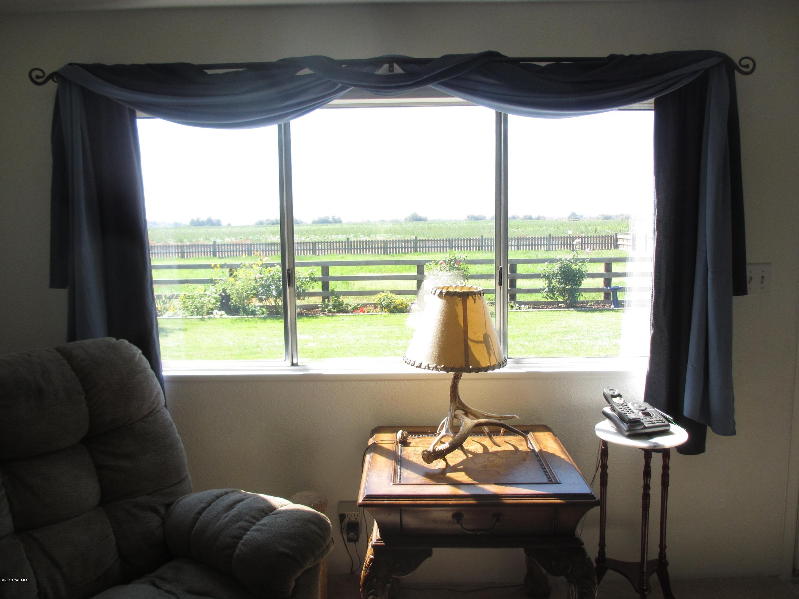 1231 Holaday Road Mabton, WA 98935 - Photo 8 of 29 a room with furniture and a window