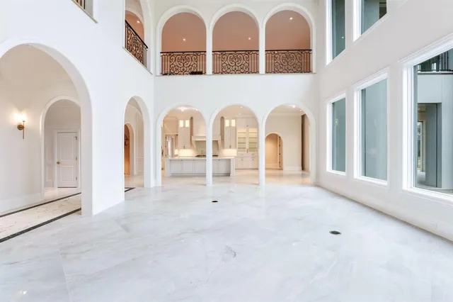 a view of a livingroom with closet