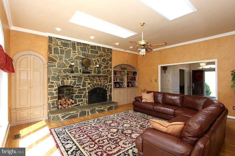 21030 Woodfield Road Gaithersburg, MD 20882 - Photo 11 of 30 Family Room