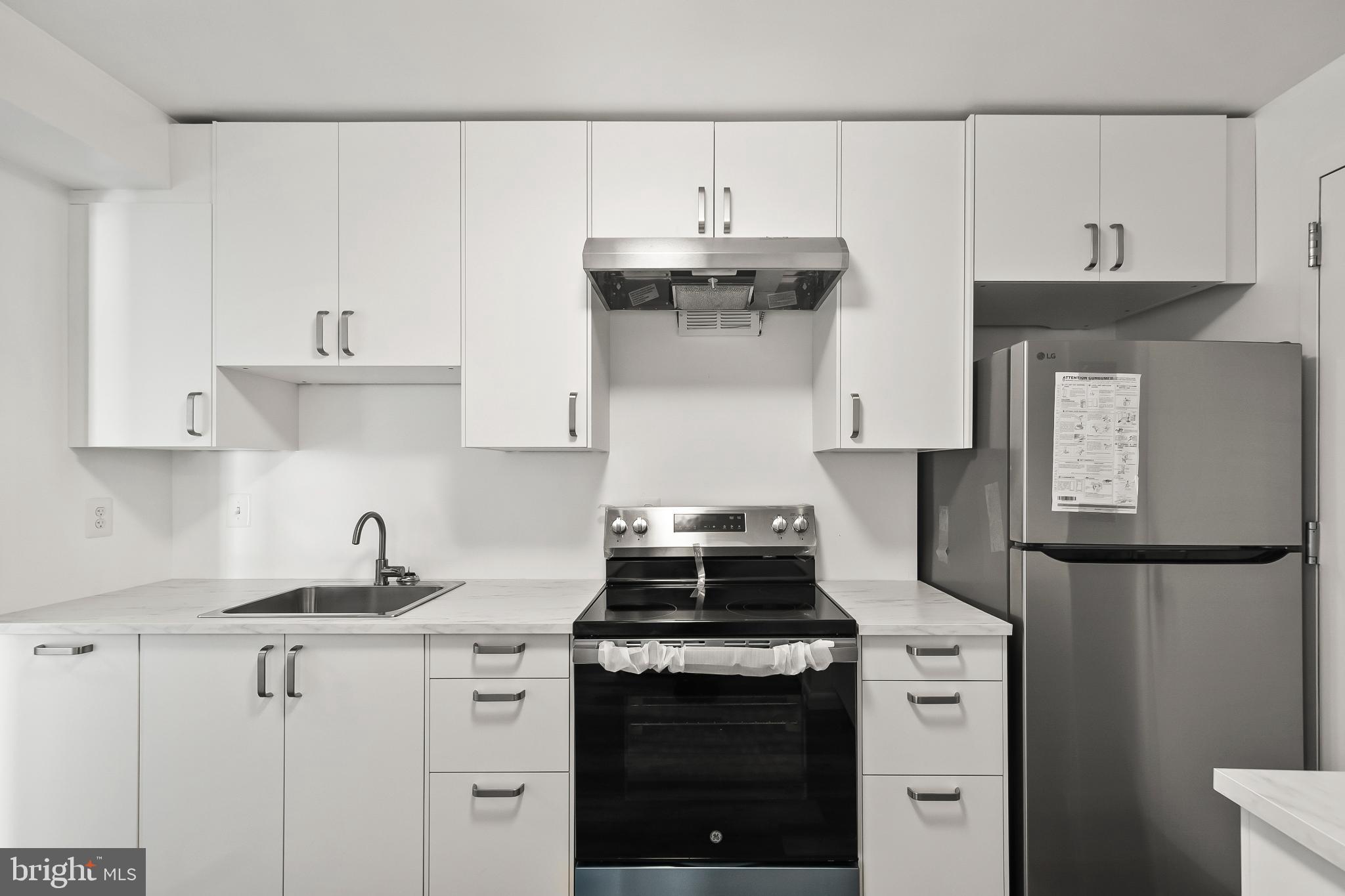 3601 Clarks Lane, Unit 322 Baltimore, MD 21215 - Photo 19 of 38 Soft close cabinetry & stainless-steel appliances.