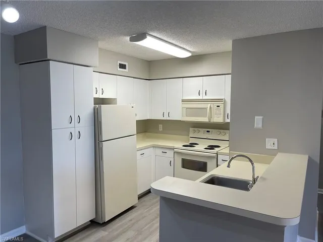 $1,350 | 13555 Eagle Ridge Drive, Unit 925, Fort Myers, FL 33912