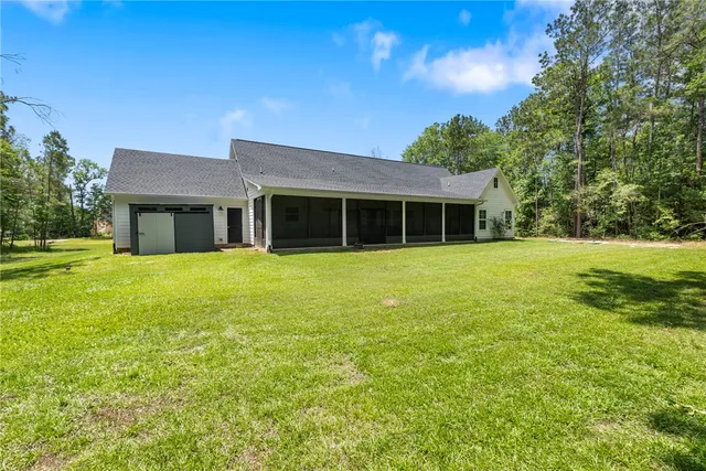 a view of a house with a yard