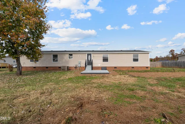 a view of a house with backyard and garden