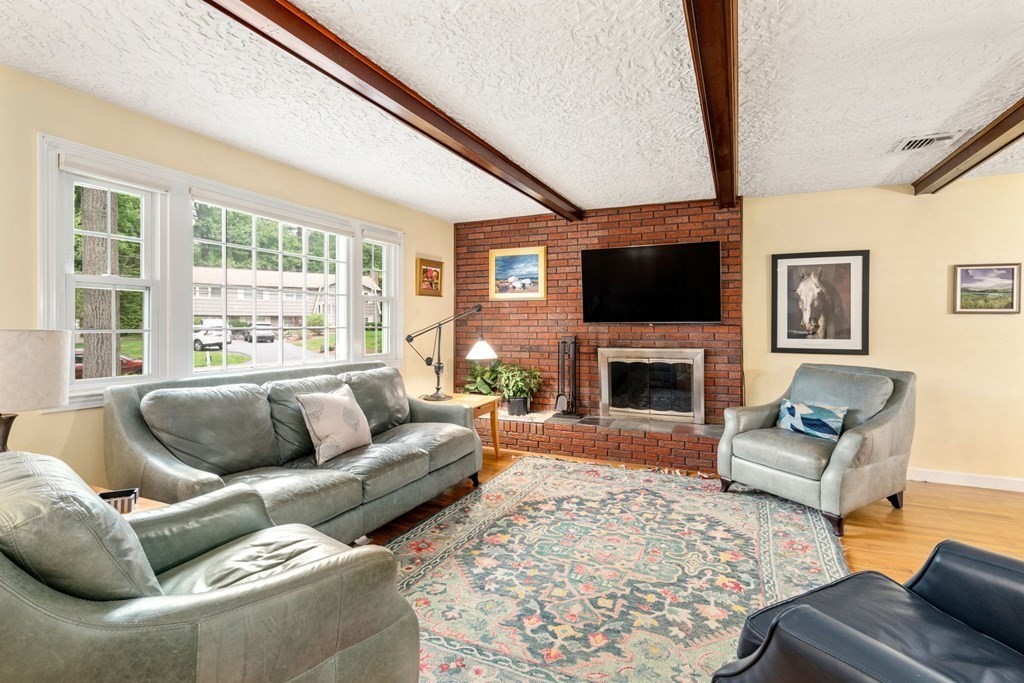 11 Old Coach Road Norfolk, MA 02056 - Photo 3 of 24 Gallery Image 3