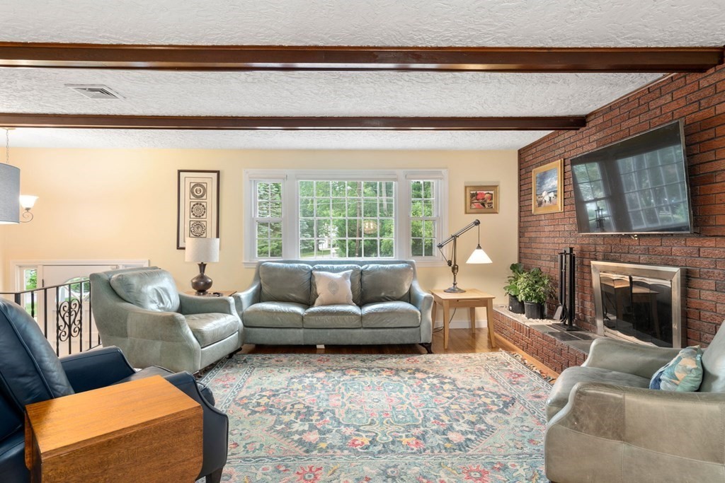 11 Old Coach Road Norfolk, MA 02056 - Photo 4 of 24 Gallery Image 4