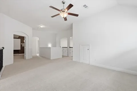 a view of empty room with a ceiling fan