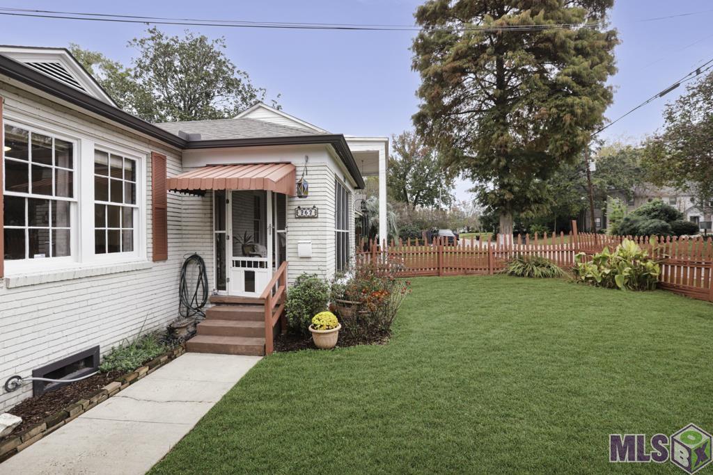 262 Lovers Lane Baton Rouge, LA 70806 - Photo 2 of 26 Front yard entrance