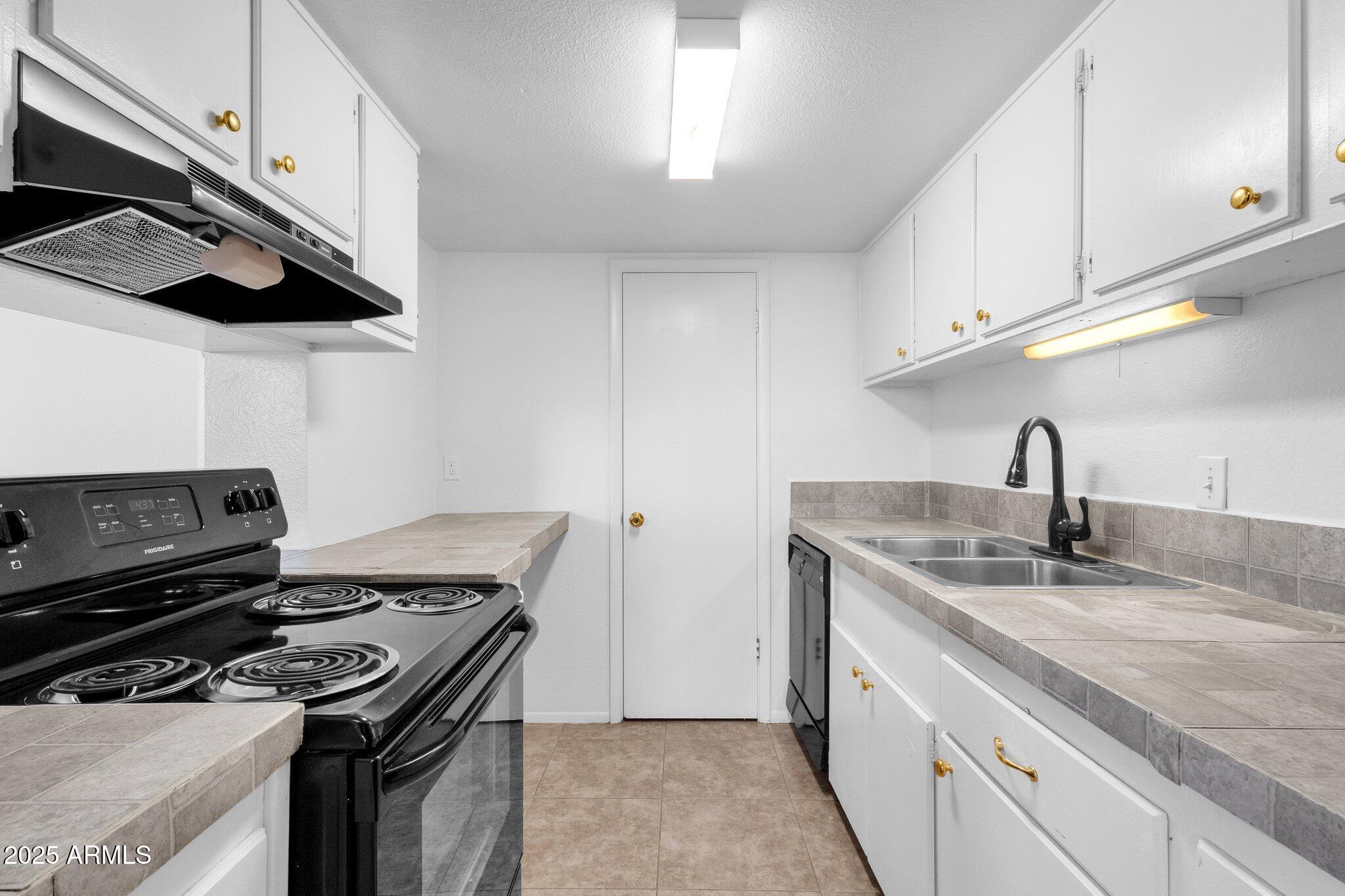5406 West Hearn Road Glendale, AZ 85306 - Photo 14 of 32 Kitchen