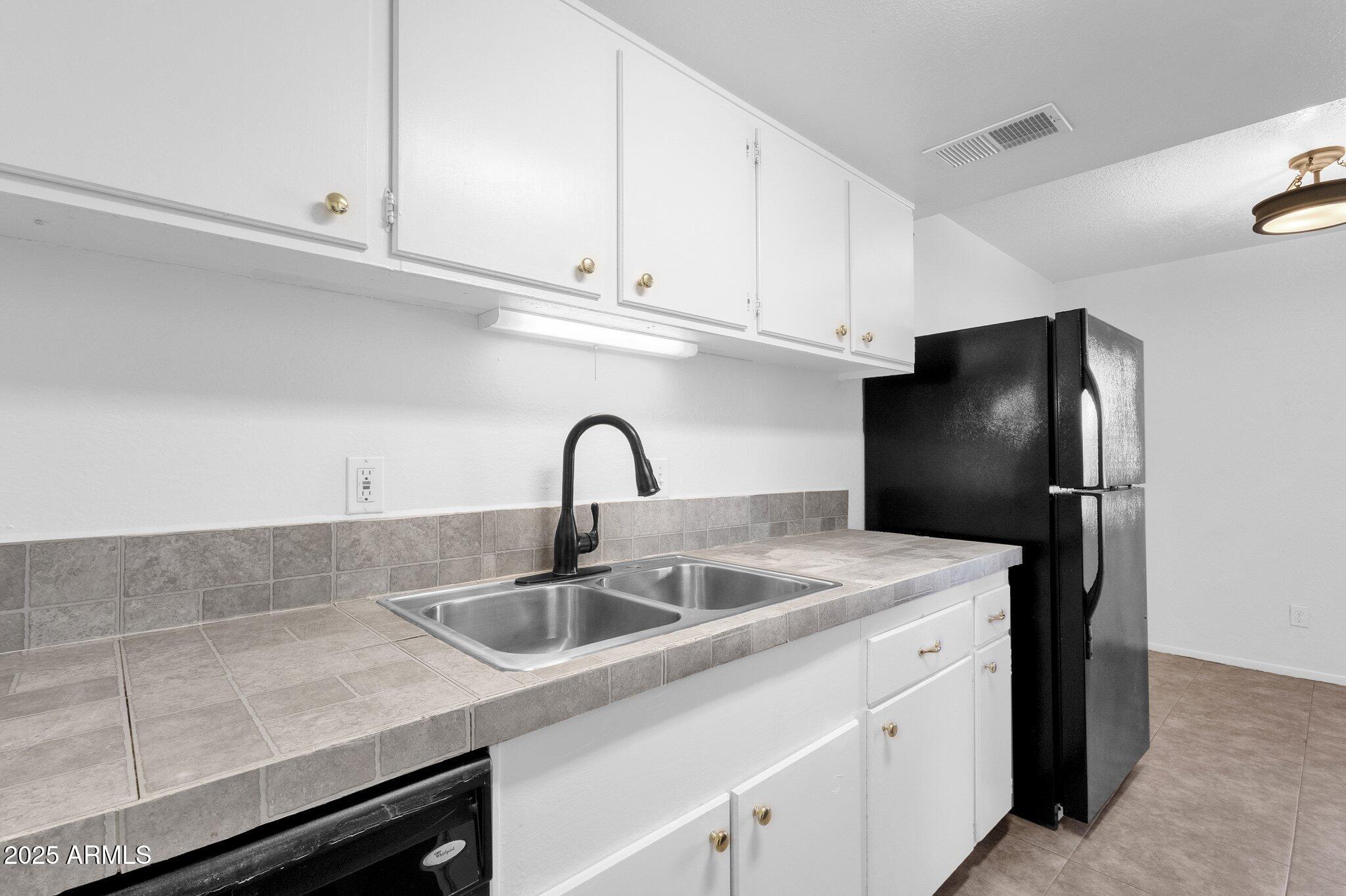 5406 West Hearn Road Glendale, AZ 85306 - Photo 17 of 32 Kitchen
