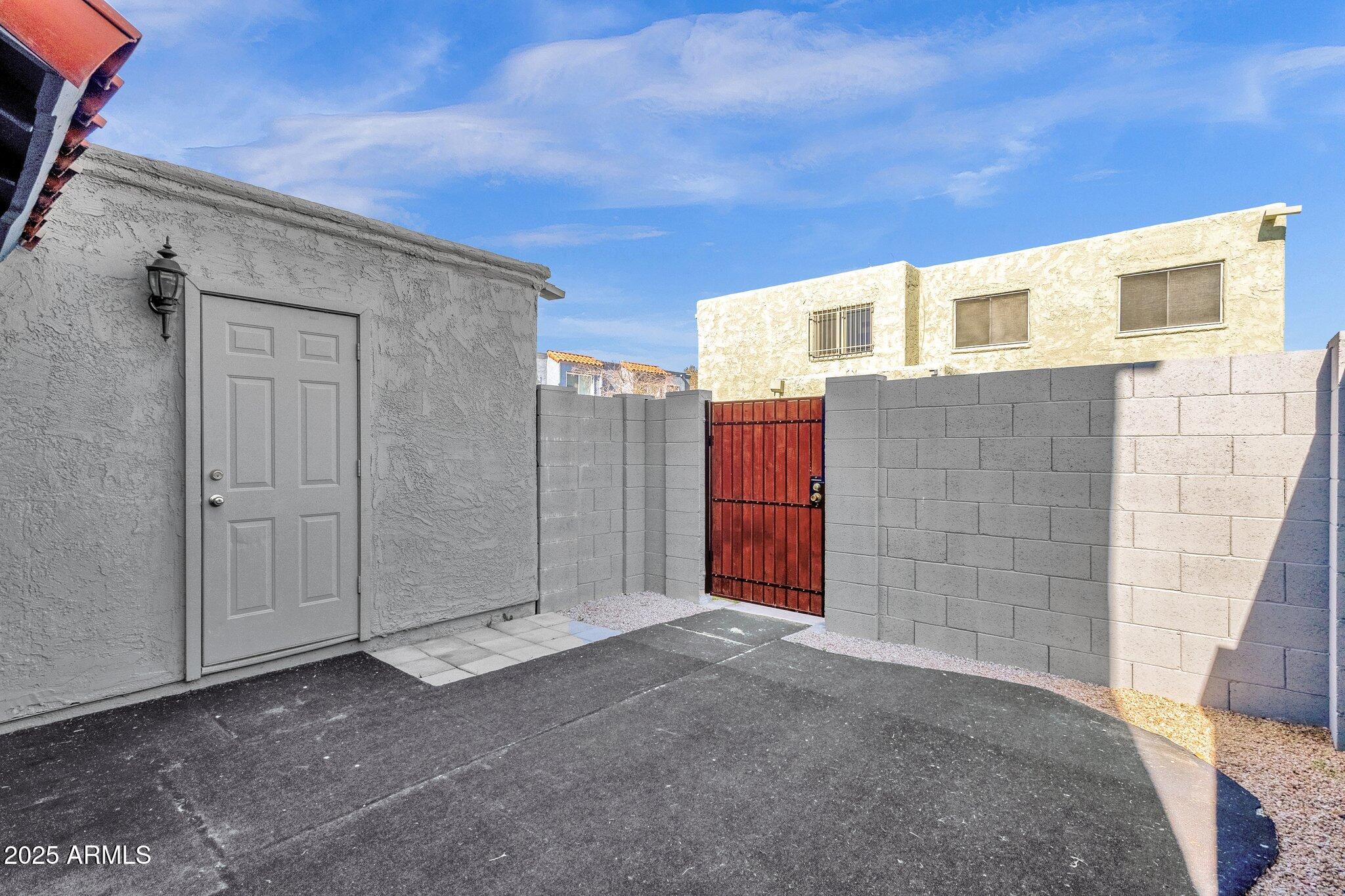 5406 West Hearn Road Glendale, AZ 85306 - Photo 4 of 32 Inside Courtyard