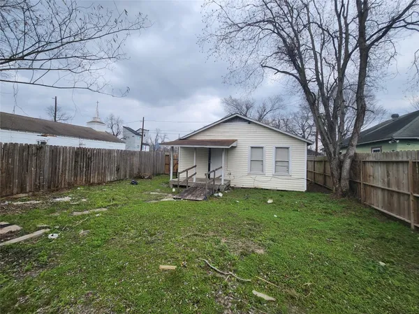 a view of a house with backyard