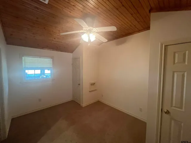 a view of empty room with window