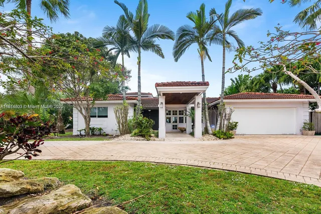a view of a house with backyard and a tree