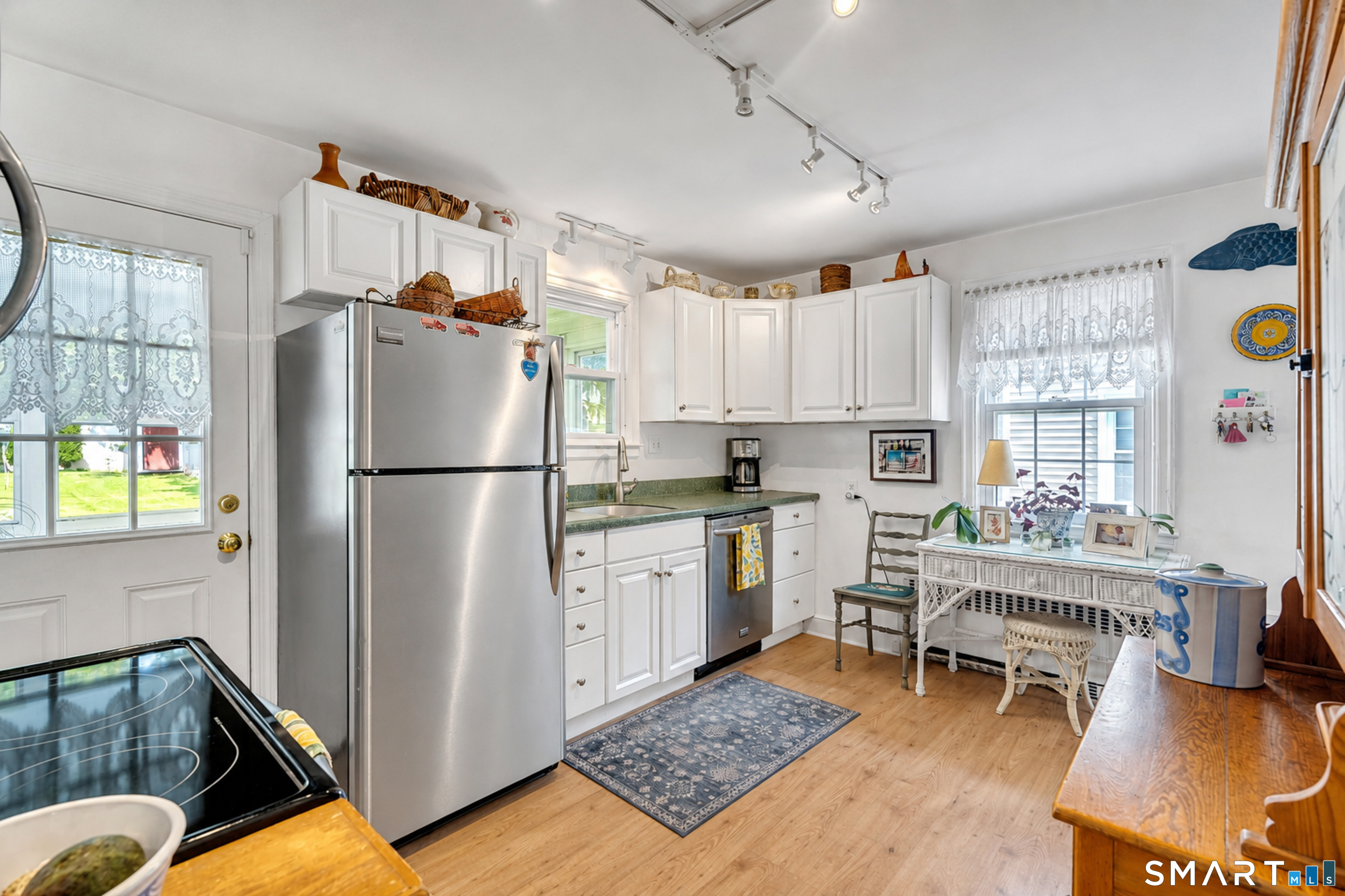 64 Meadowbrook Road West Hartford, CT 06107 - Photo 4 of 28 Gallery Image 4