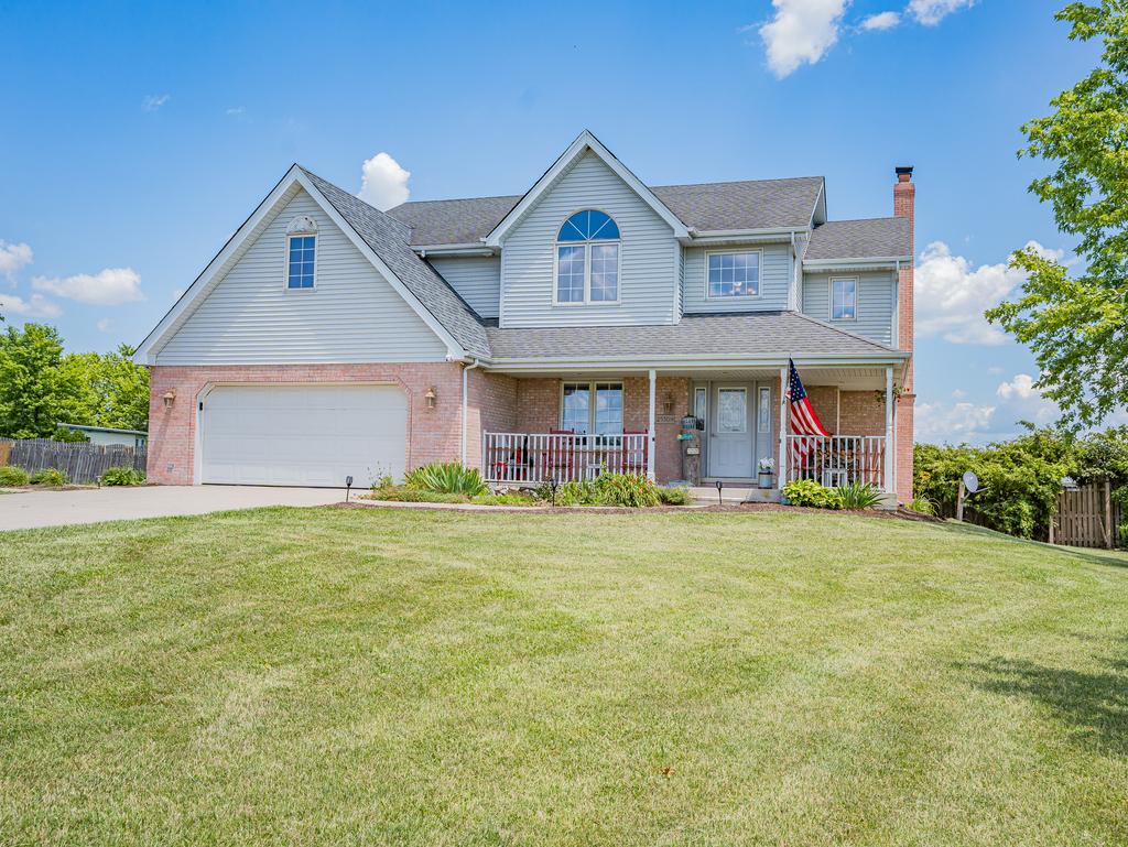 25509 South Chicago Road Elwood, IL 60421 - Photo 7 of 47 a front view of a house with garden