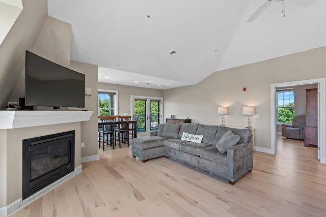 $1,100,000 | 279 Victorian Village Drive, Unit 40, Elkhart Lake, WI 53020