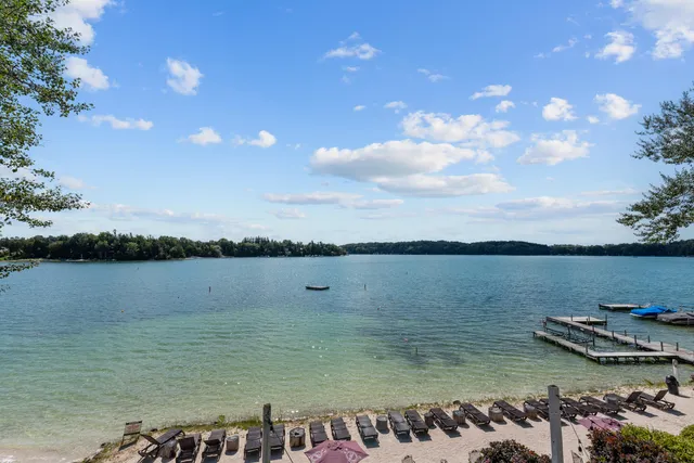 $1,100,000 | 279 Victorian Village Drive, Unit 40, Elkhart Lake, WI 53020