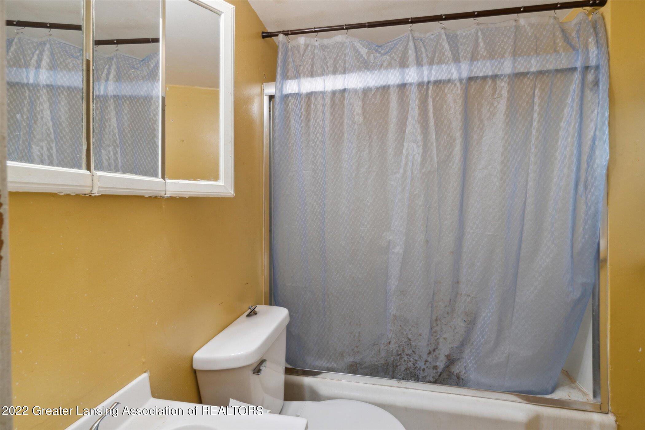 5439 Hughes Road Lansing, MI 48911 - Photo 6 of 10 08-5439-Hughes-Rd-WindowStill-Real-Estat