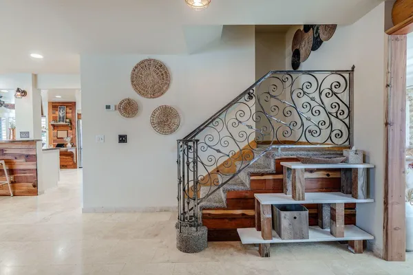 a view of entryway with a