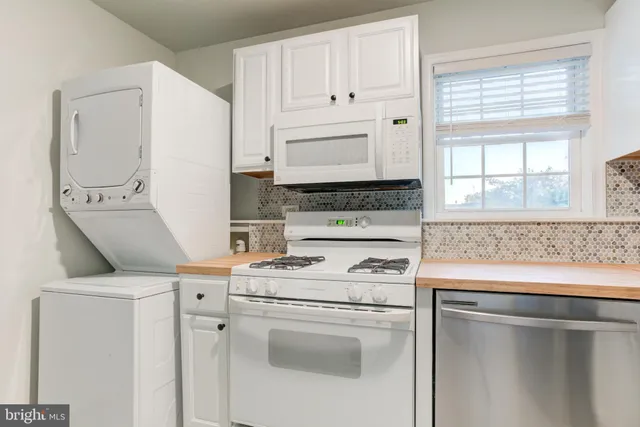 $2,400 | 121 Cabbel Drive, Manassas Park, VA 20111