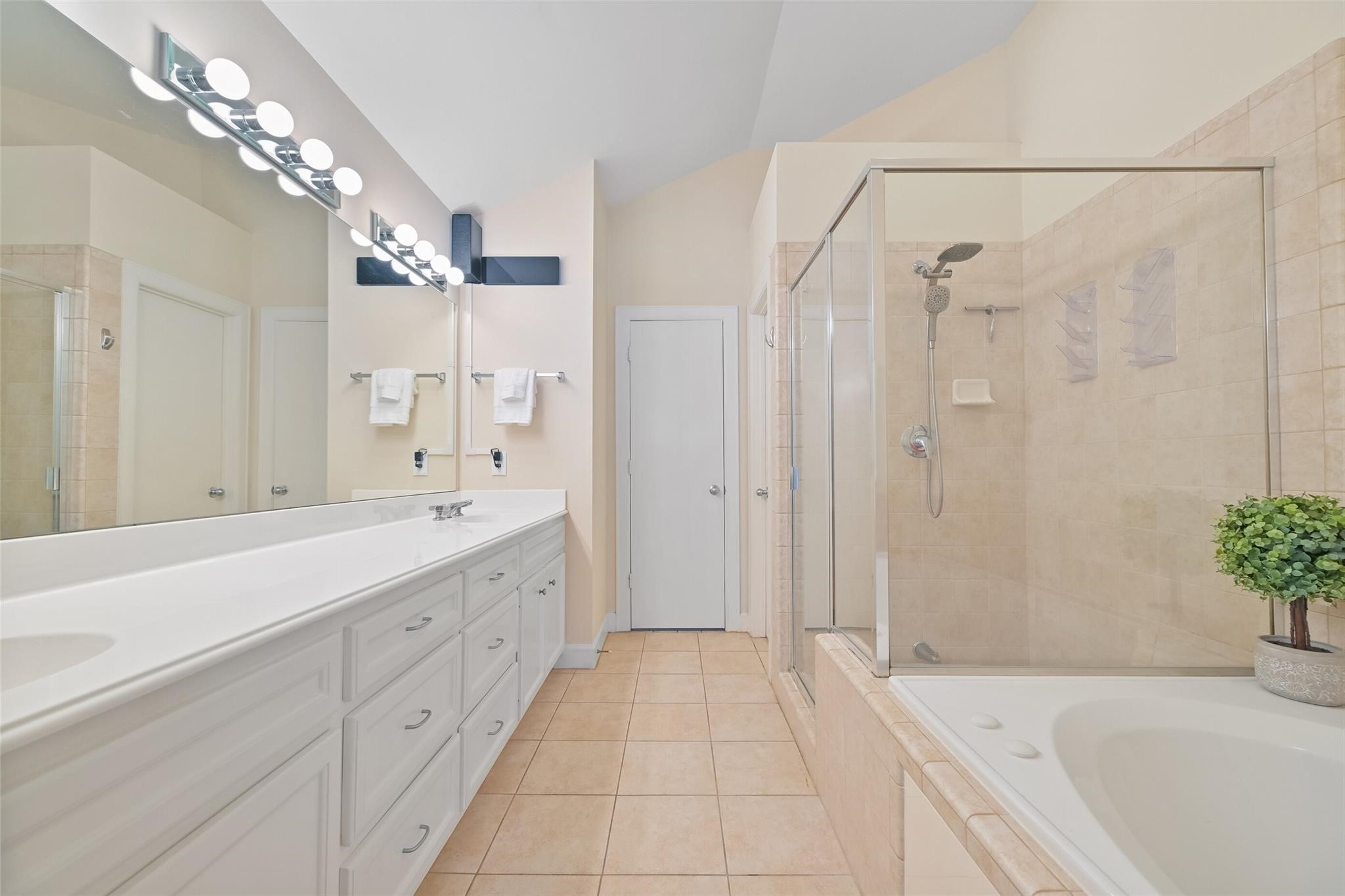 8715 Meadowcroft Drive, Unit 1002 Houston, TX 77063 - Photo 14 of 24 a bathroom with a tub sink and mirror