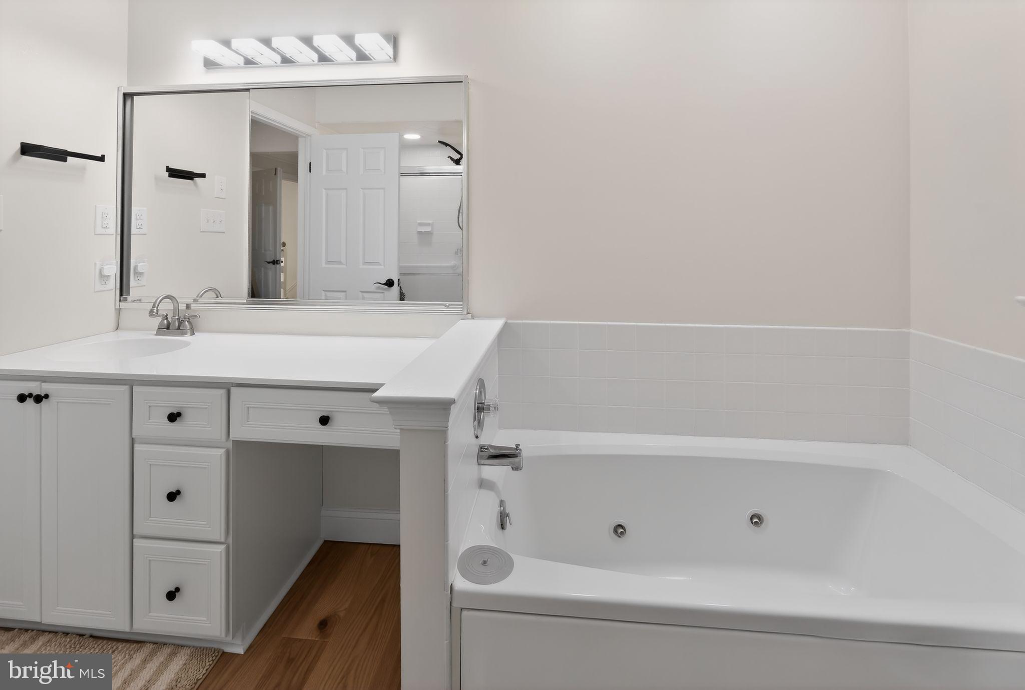 932 Hedgerow Court Blue Bell, PA 19422 - Photo 22 of 40 a bathroom with a bathtub and a sink