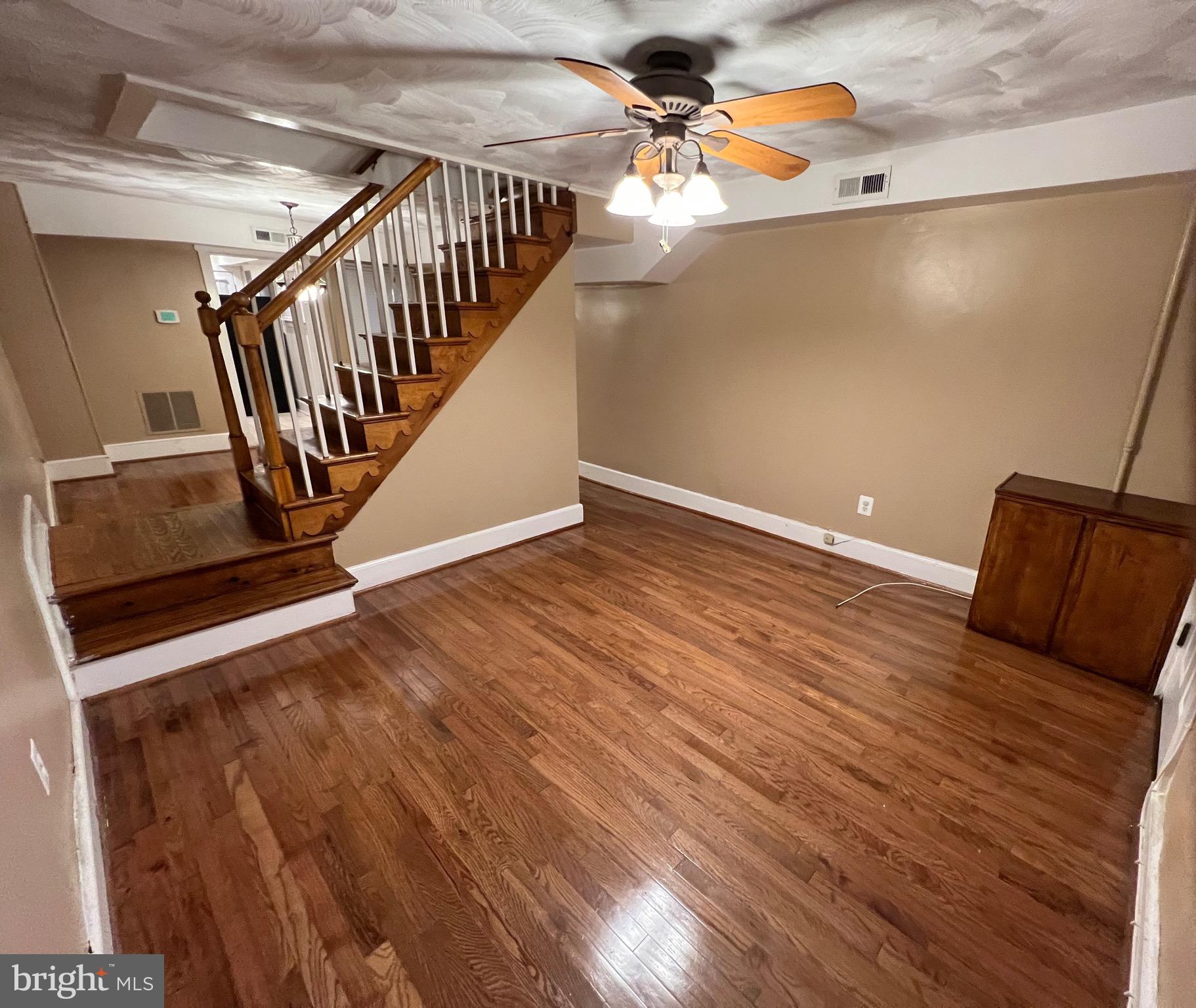 76 Clay Street Annapolis, MD 21401 - Photo 2 of 26 Entry to living room