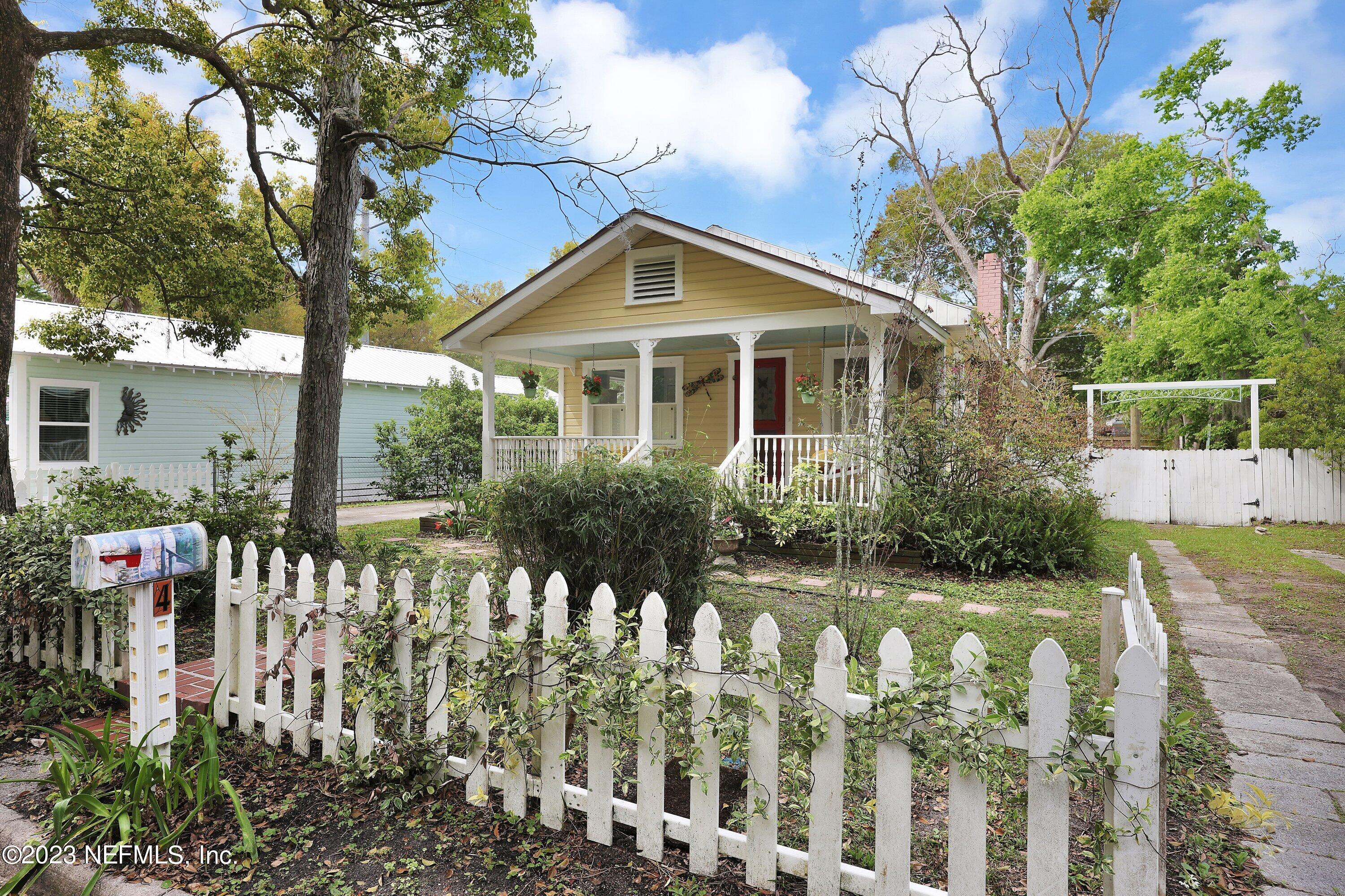 4 Florida Avenue St. Augustine, FL 32084 - Photo 37 of 52 a front view of house with yard and green space