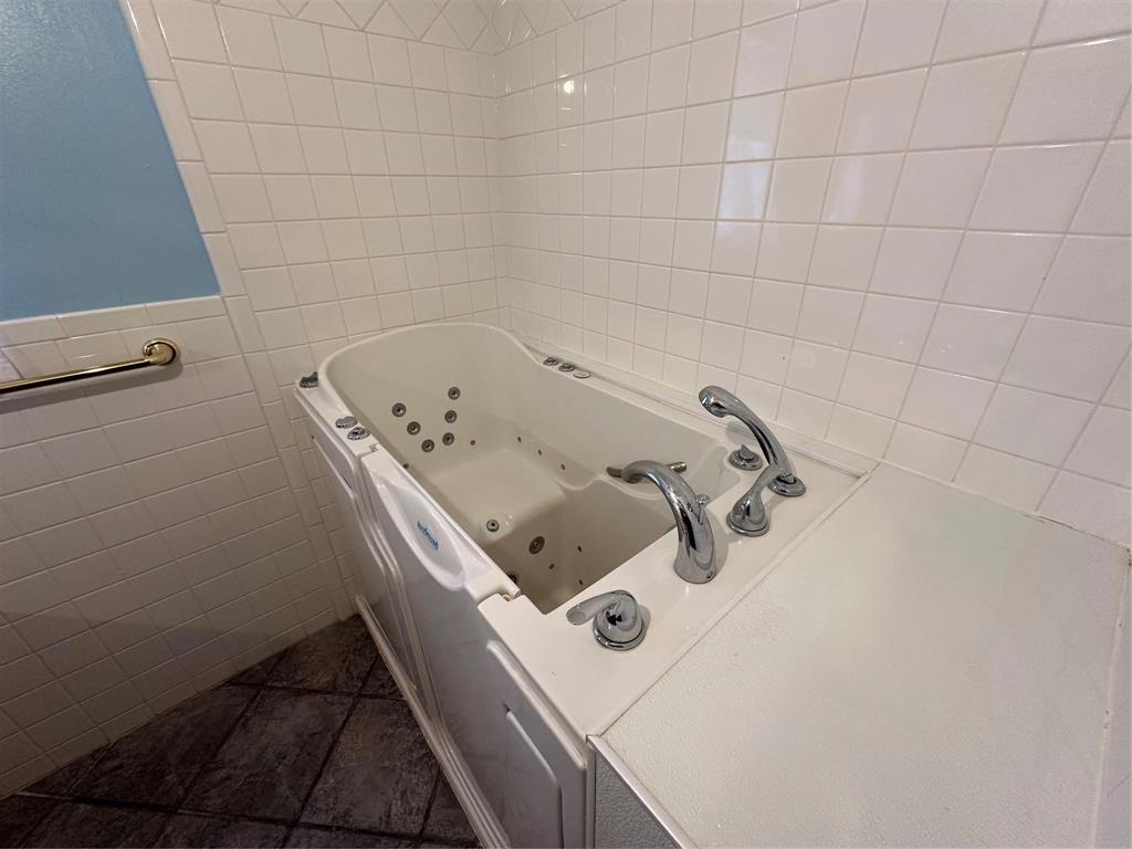 7401 Briar Road Azle, TX 76020 - Photo 10 of 23 a utility room with dryer and washer