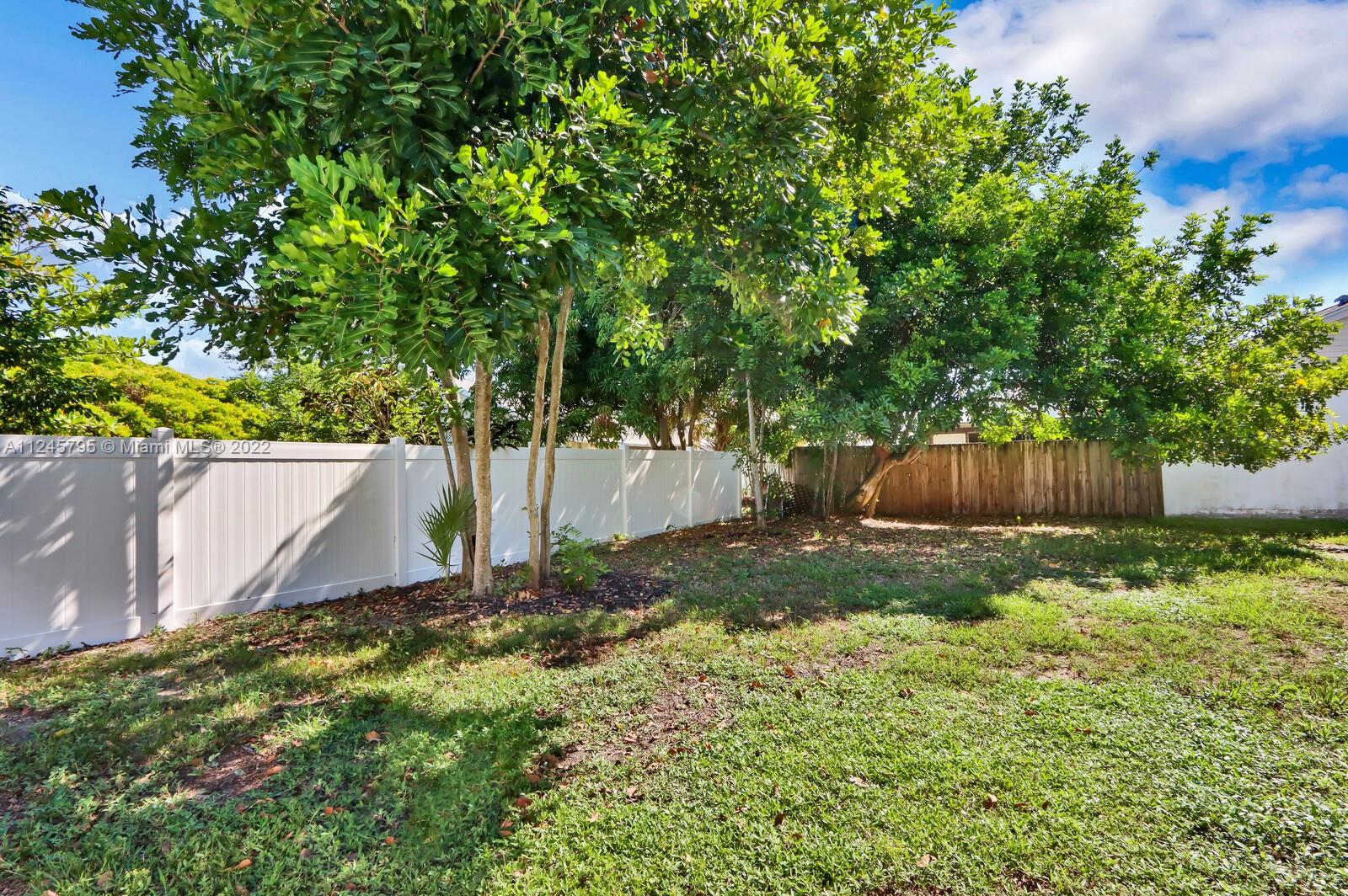 112 Raintree Trail Jupiter, FL 33458 - Photo 7 of 37 a backyard of a house with lots of green space