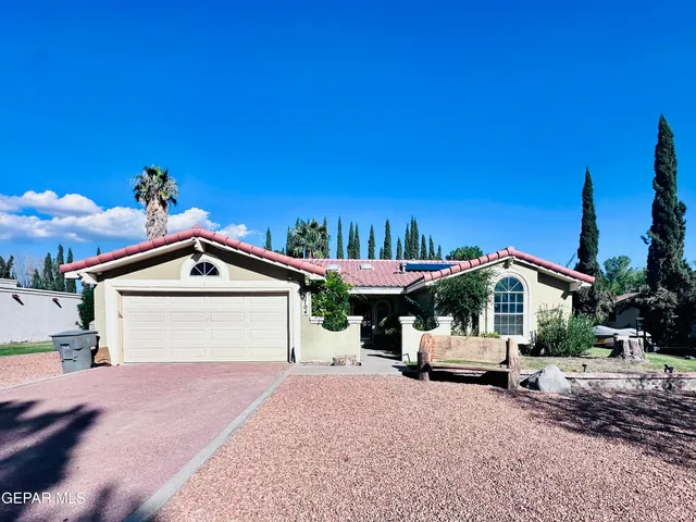 a view of a pathway with a yard