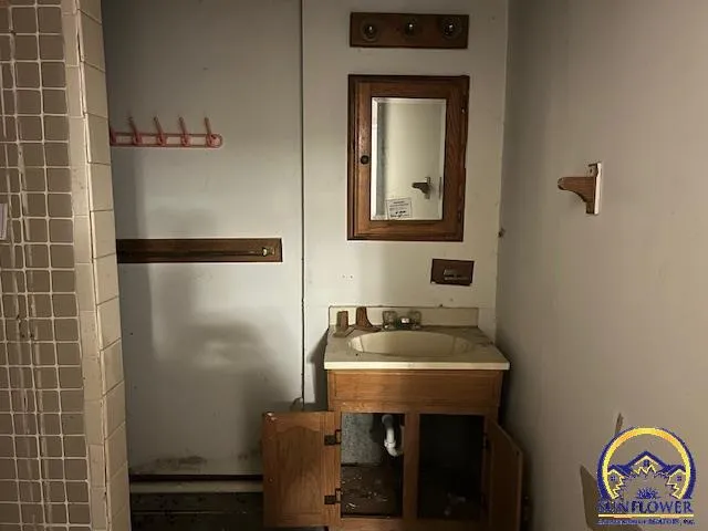 $174,900 | 3513 Southwest Moundview Drive, Topeka, KS 66614