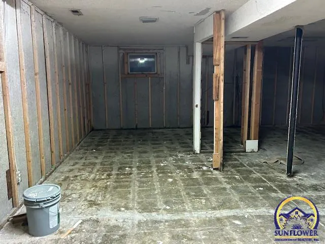 $174,900 | 3513 Southwest Moundview Drive, Topeka, KS 66614