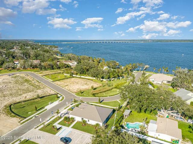a picture of a book shelf